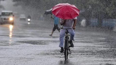 High waves hitting Kerala coastline during rough sea conditions under weather alert