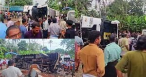 കൂത്താട്ടുകുളത്ത് വിവാഹസംഘത്തിന്റെ ടൂറിസ്റ്റ് ബസ് മറിഞ്ഞു